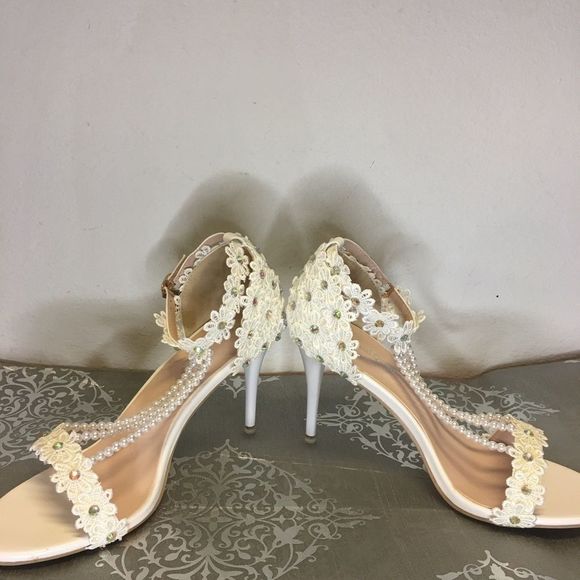 NWOT Crystal Queen Lace, Pearl, and Rhinestone Bridal Heel - Picture 3 of 5
